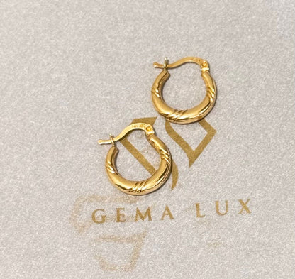 14k Gold round hoops earrings 3 lines desing - 17mm