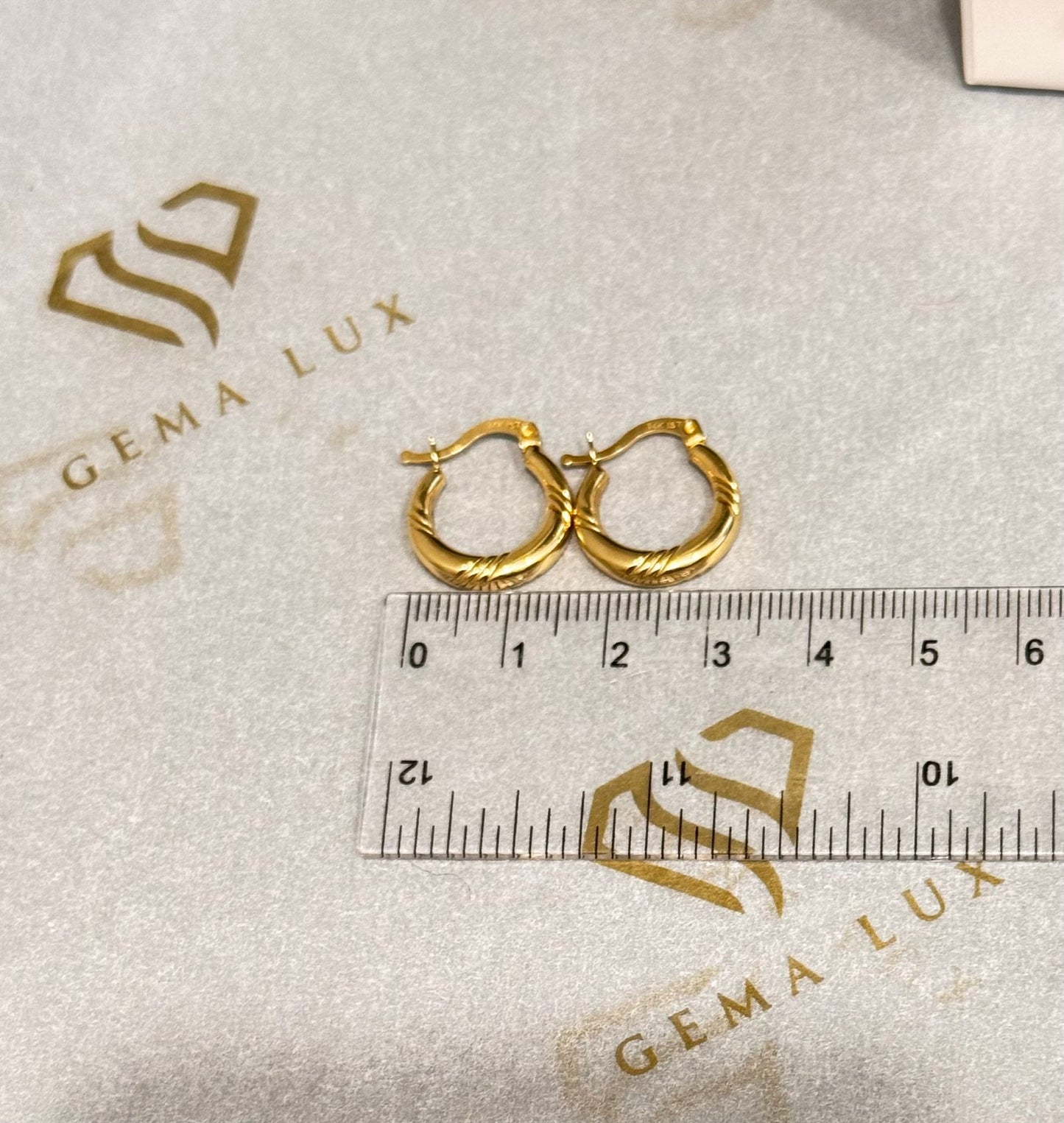 14k Gold round hoops earrings 3 lines desing - 17mm